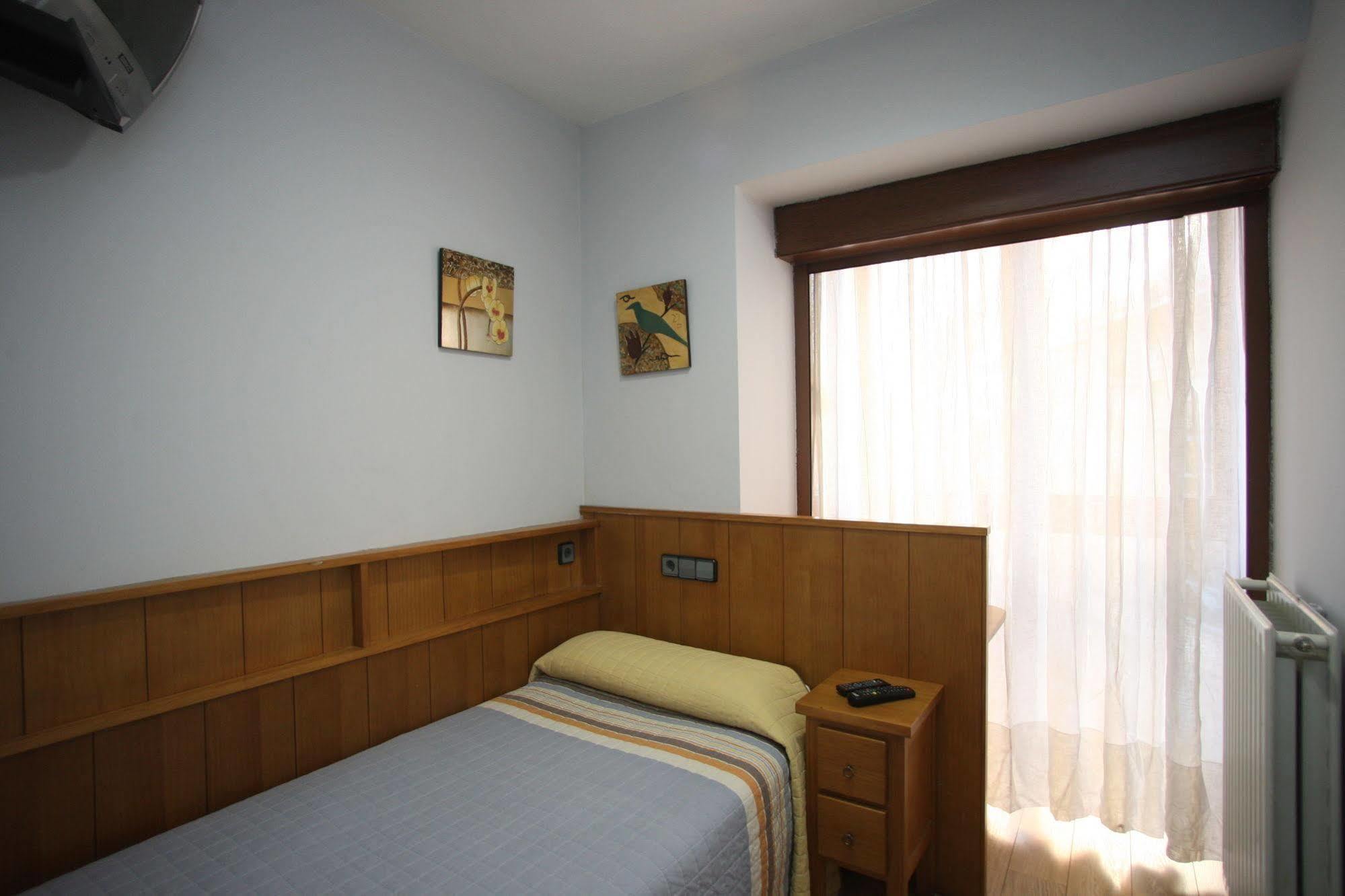 Hostal Caballeros Soria Exterior foto
