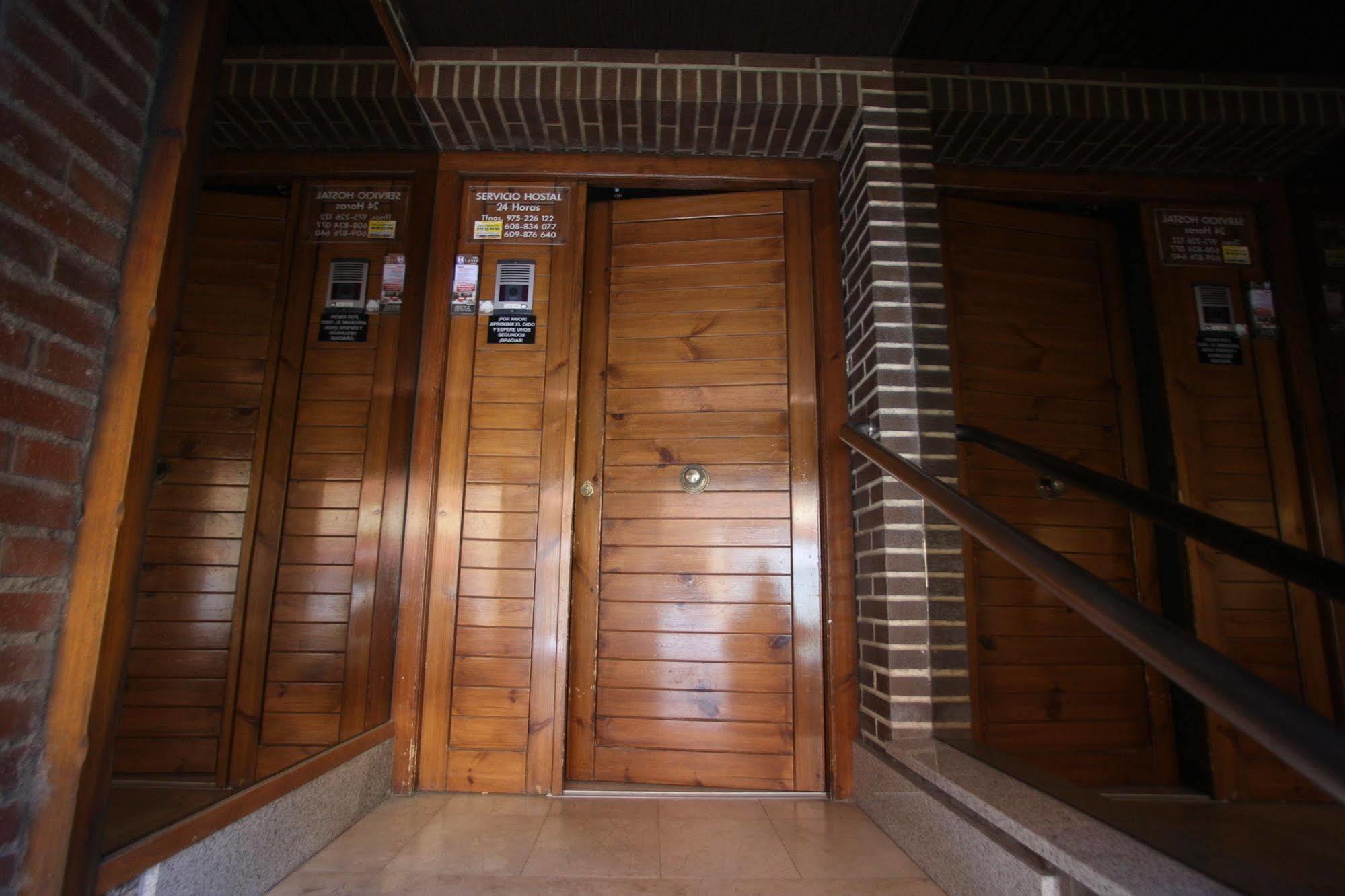 Hostal Caballeros Soria Exterior foto